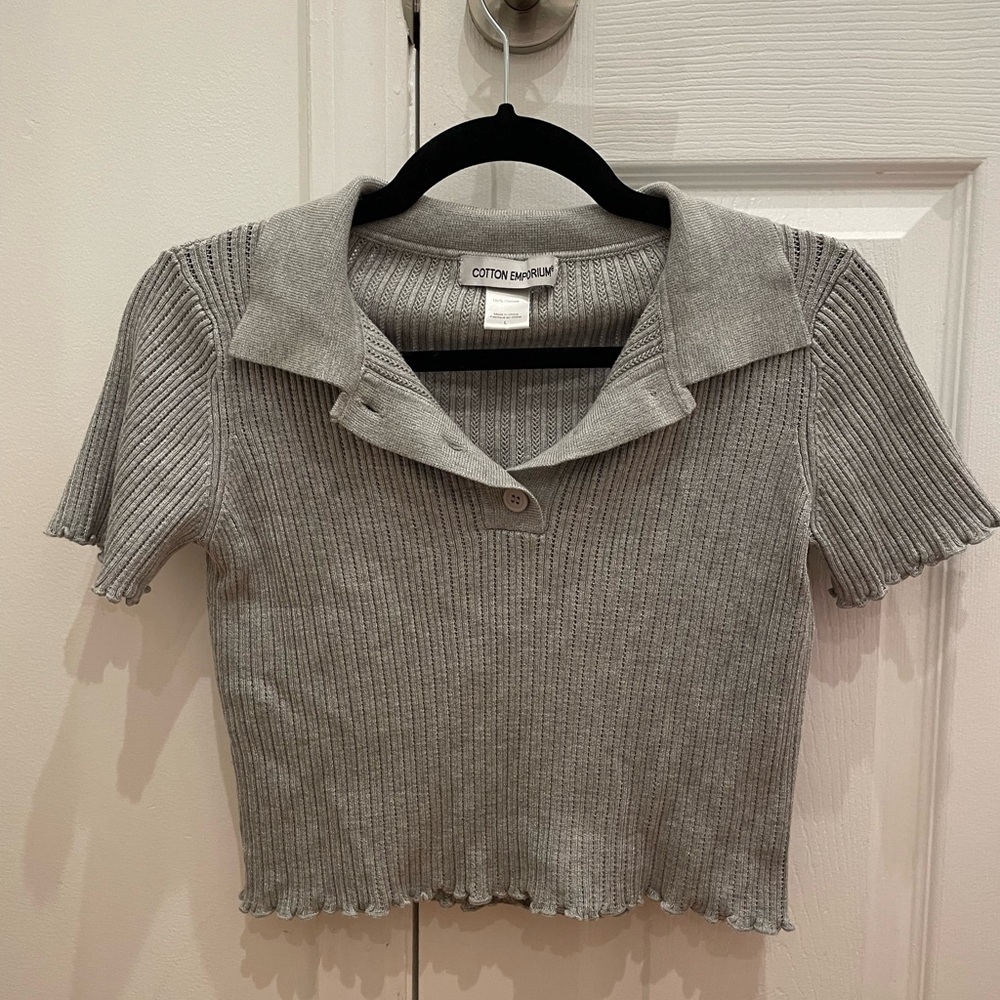 Cropped grey polo top